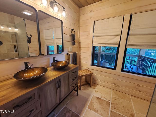 673 Hampton Creek Road, Roan Mountain, TN 37687