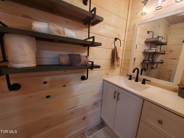 673 Hampton Creek Road, Roan Mountain, TN 37687