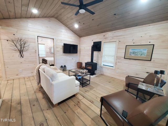 673 Hampton Creek Road, Roan Mountain, TN 37687
