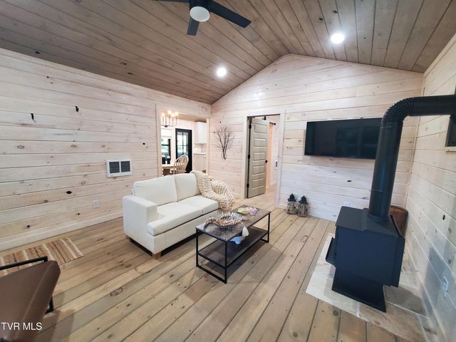 673 Hampton Creek Road, Roan Mountain, TN 37687