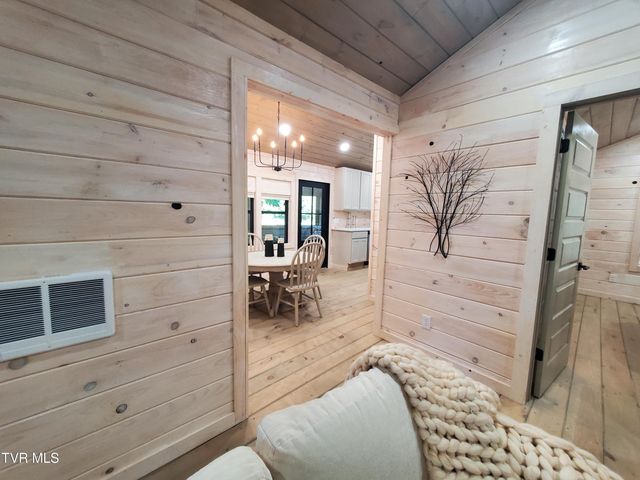 673 Hampton Creek Road, Roan Mountain, TN 37687