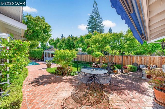 2201 Loch Ln, Walnut Creek, CA 94598
