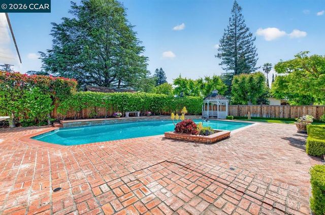 2201 Loch Ln, Walnut Creek, CA 94598