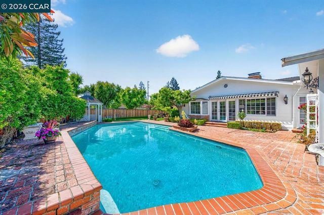 2201 Loch Ln, Walnut Creek, CA 94598