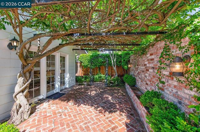 2201 Loch Ln, Walnut Creek, CA 94598