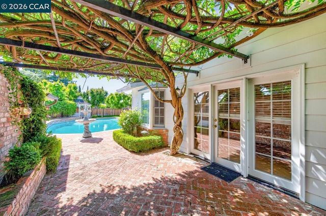 2201 Loch Ln, Walnut Creek, CA 94598