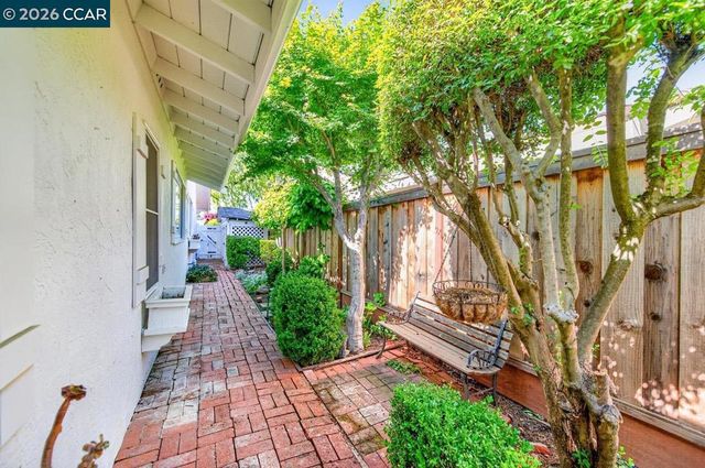 2201 Loch Ln, Walnut Creek, CA 94598