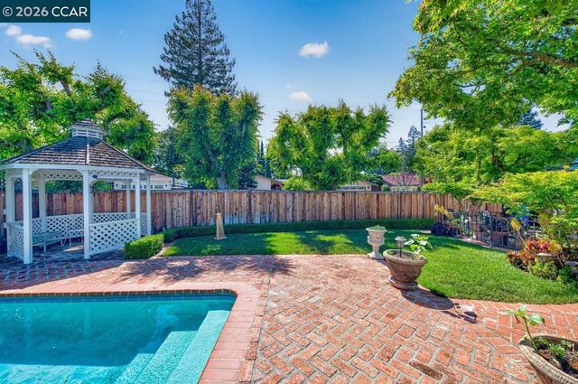 2201 Loch Ln, Walnut Creek, CA 94598