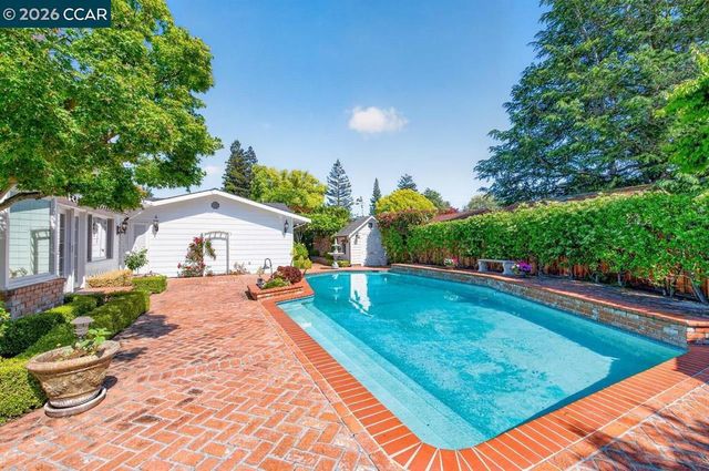 2201 Loch Ln, Walnut Creek, CA 94598