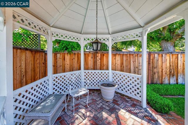 2201 Loch Ln, Walnut Creek, CA 94598