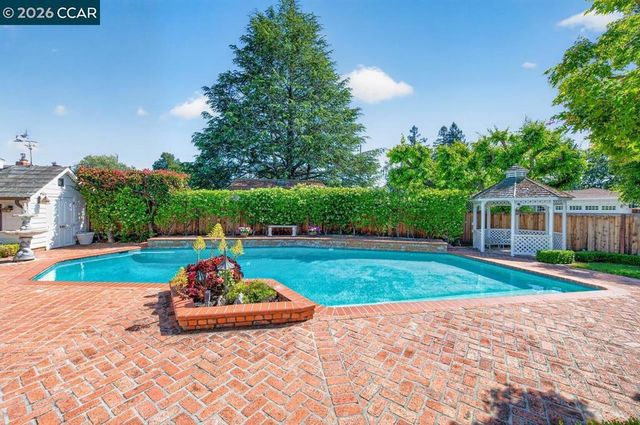 2201 Loch Ln, Walnut Creek, CA 94598