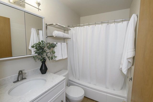 5605 W Bottsford AVENUE, Milwaukee, WI 53220