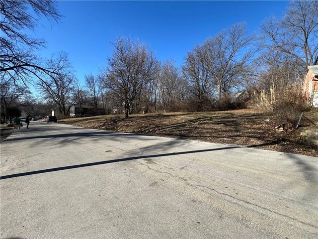 8136 Flora Avenue, Kansas City, MO 64131