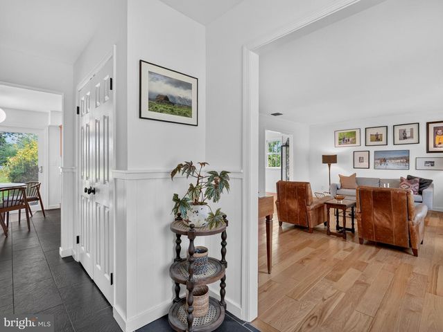 7 CARRIAGE DR, Downingtown, PA 19335
