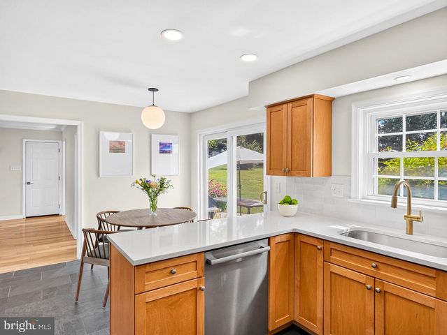 7 CARRIAGE DR, Downingtown, PA 19335