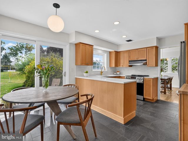 7 CARRIAGE DR, Downingtown, PA 19335