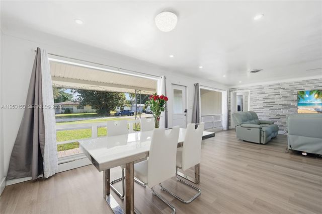 861 N Bel Air Dr, Plantation, FL 33317