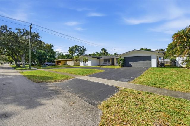 861 N Bel Air Dr, Plantation, FL 33317