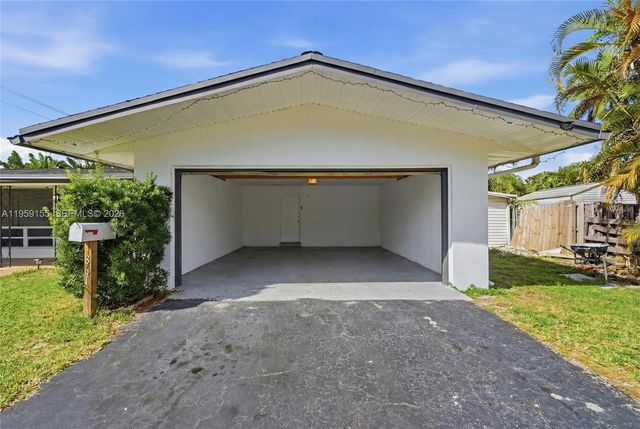 861 N Bel Air Dr, Plantation, FL 33317