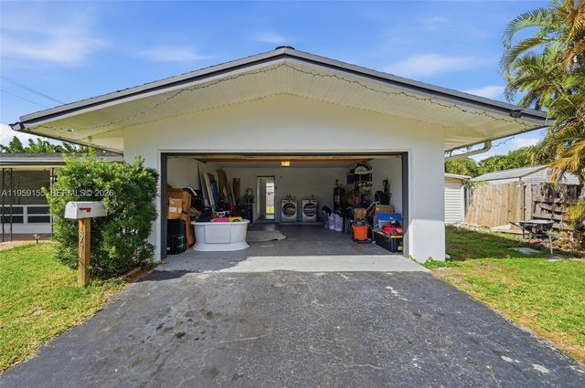 861 N Bel Air Dr, Plantation, FL 33317