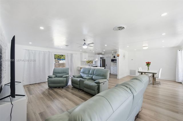 861 N Bel Air Dr, Plantation, FL 33317