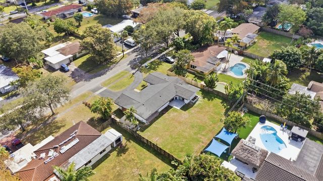 861 N Bel Air Dr, Plantation, FL 33317