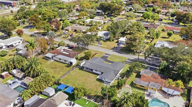 861 N Bel Air Dr, Plantation, FL 33317