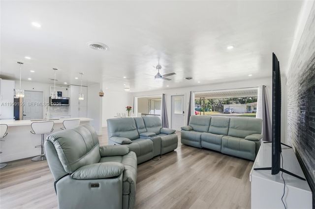 861 N Bel Air Dr, Plantation, FL 33317