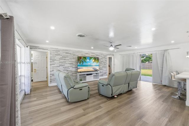 861 N Bel Air Dr, Plantation, FL 33317