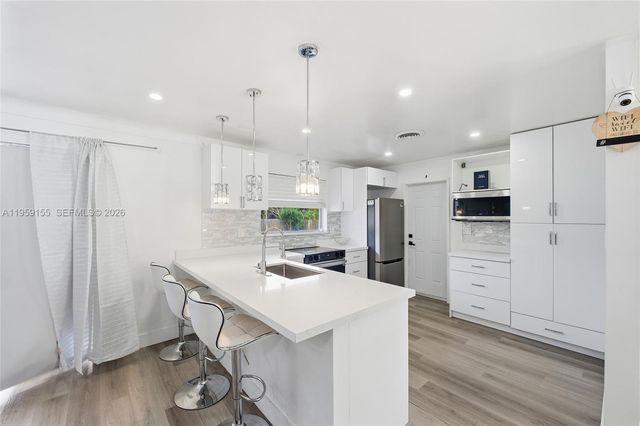 861 N Bel Air Dr, Plantation, FL 33317