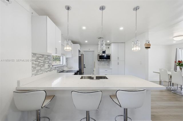 861 N Bel Air Dr, Plantation, FL 33317