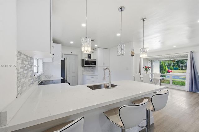 861 N Bel Air Dr, Plantation, FL 33317