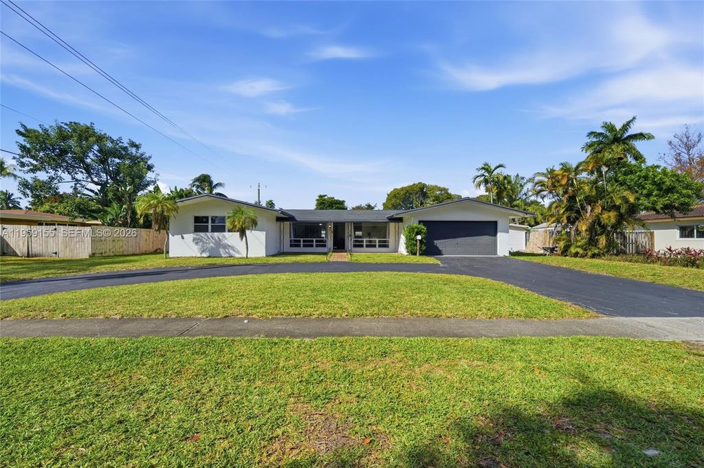 861 N Bel Air Dr, Plantation, FL 33317