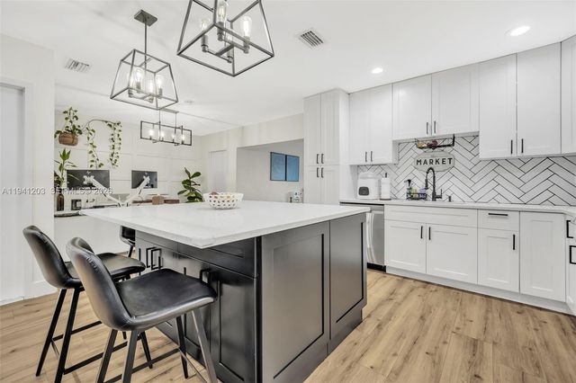 8016 NW 43rd St, Coral Springs, FL 33065