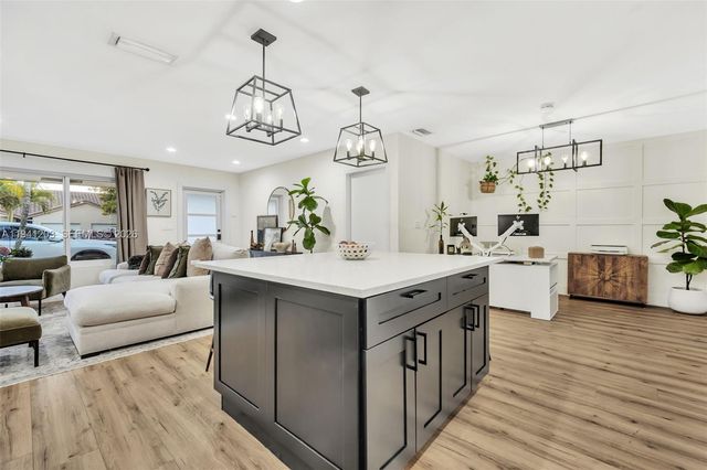 8016 NW 43rd St, Coral Springs, FL 33065