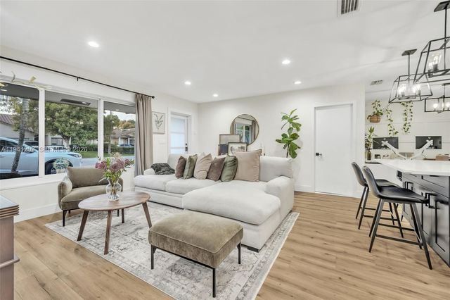 8016 NW 43rd St, Coral Springs, FL 33065