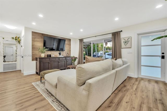 8016 NW 43rd St, Coral Springs, FL 33065