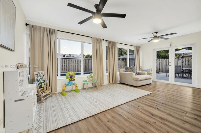 8016 NW 43rd St, Coral Springs, FL 33065