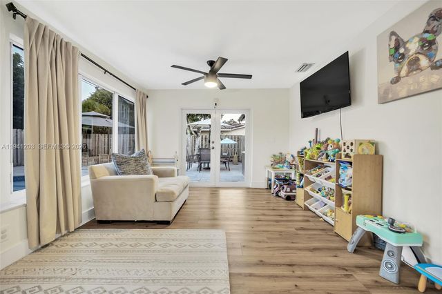 8016 NW 43rd St, Coral Springs, FL 33065