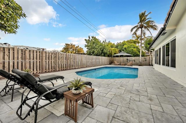 8016 NW 43rd St, Coral Springs, FL 33065