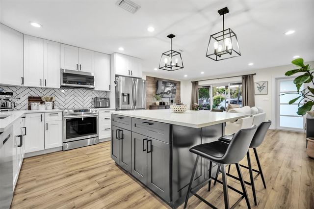 8016 NW 43rd St, Coral Springs, FL 33065