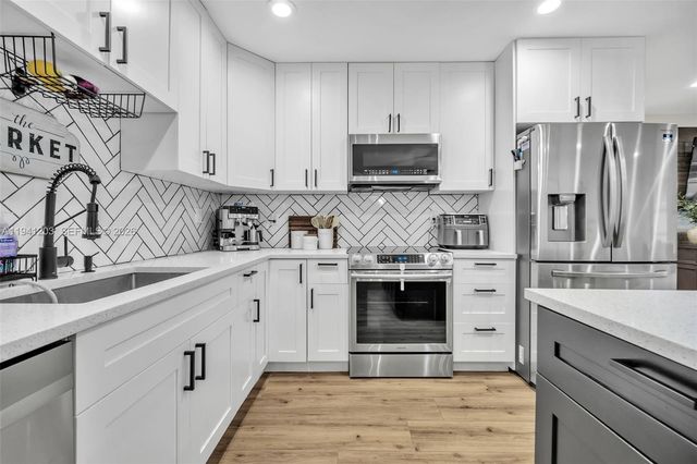 8016 NW 43rd St, Coral Springs, FL 33065