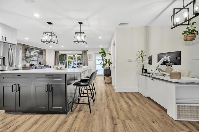 8016 NW 43rd St, Coral Springs, FL 33065