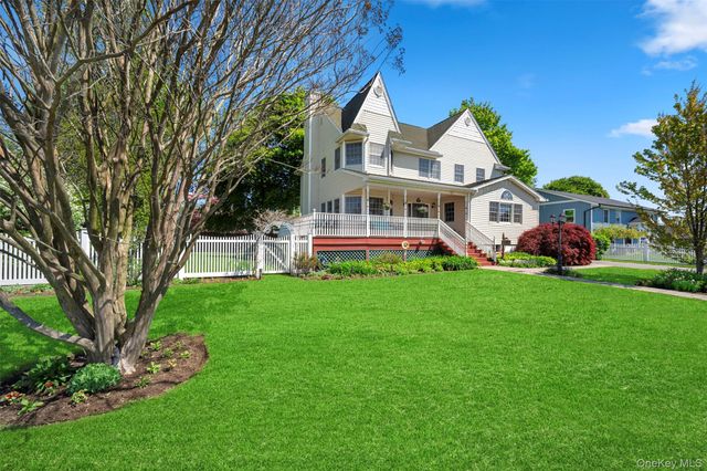 25 Bolton Street, Lindenhurst, NY 11757