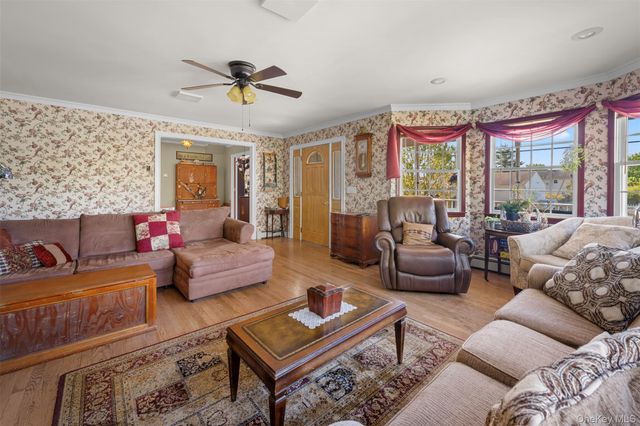 25 Bolton Street, Lindenhurst, NY 11757