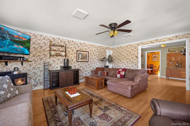 25 Bolton Street, Lindenhurst, NY 11757