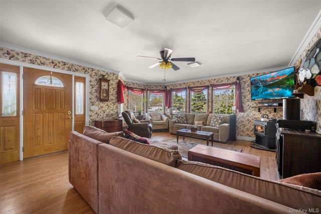 25 Bolton Street, Lindenhurst, NY 11757