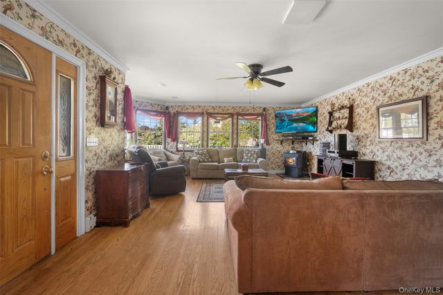 25 Bolton Street, Lindenhurst, NY 11757