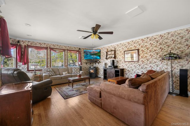 25 Bolton Street, Lindenhurst, NY 11757