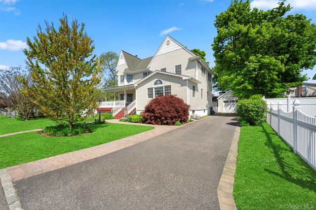 25 Bolton Street, Lindenhurst, NY 11757